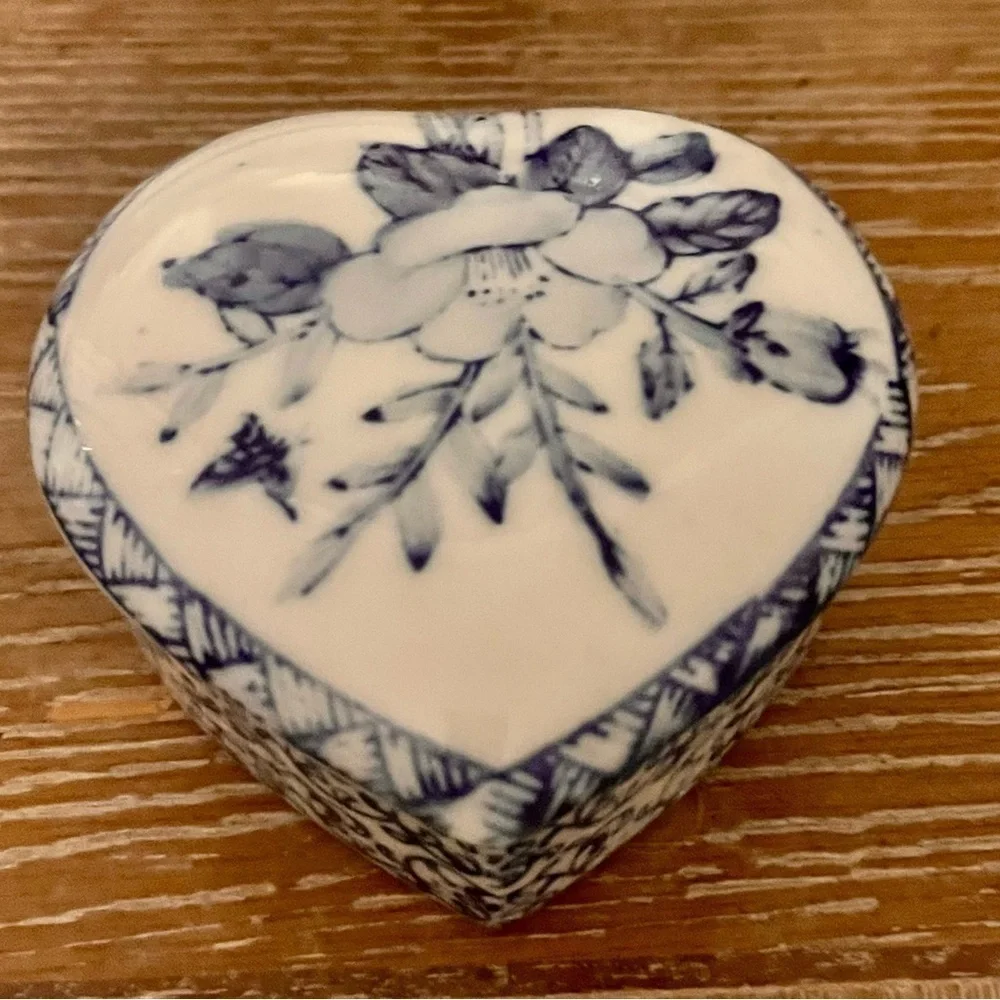 Vintage Chinoiserie Blue White Porcelain Heart Trinket Box Lotus